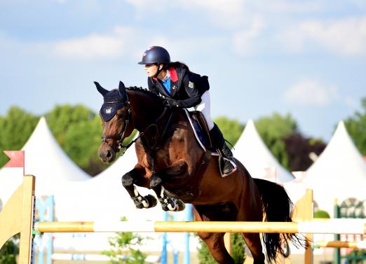 Foto: Siegerin der Zwei-Phasen-Springprüfung der Junioren Camille Conde-Feirreira (FRAU) mit Pirole De La Chantre - Fotograf: Mark Große Feldhaus