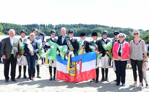 Foto: Sieger-Mannschaft im LVM Masters der Landesverbände aus Westfalen. Es gratulierten Ullrich Kasselmann, Berthold Steghaus von der LVM Versicherung, Bundesjugendwartin Heidi van Thiel und Diana mit Emma Kasselmann - Fotograf: Mark Große Feldhaus