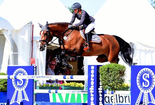 Foto: Laura Klaphake (Steinfeld) mit Nifrane de Kreisker, Siegerin im Großen Preis der jungen Reiter - Fotograf: Mark Große Feldhaus