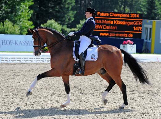 Foto: Lisa-Maria Klössinger (Aicha) & FBW Daktari, Siegerin der Junge Reiter-Kür - Fotograf: Mark Große Feldhaus