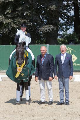 Foto: Die Sieger im Grand Prix Special - Isabell Werth und Weihegold OLD mit Werner Weddehage (als Vertreter des Veranstalters) und Richter Dr. Dietrich Plewa (v.l.) - Fotograf: Michael Rzepa