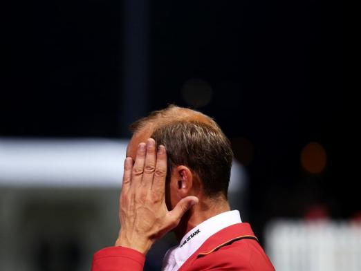 Foto: Springreiter Marco Kutscher schlägt sich nach dem verpatzten Ritt beim CHIO die Hände vors Gesicht - Fotograf: Rolf Vennenbernd - dpa