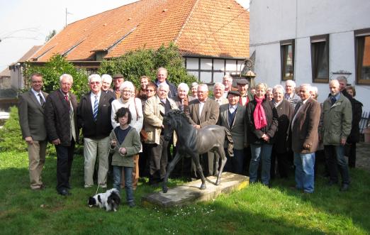 Foto: „Die Mitglieder des Fördervereins für Ponys und Kleinpferde in Zucht und Sport trafen sich zur Mitgliederversammlung 2014 in Bad Gandersheim und besichtigten das Gut Clus.“