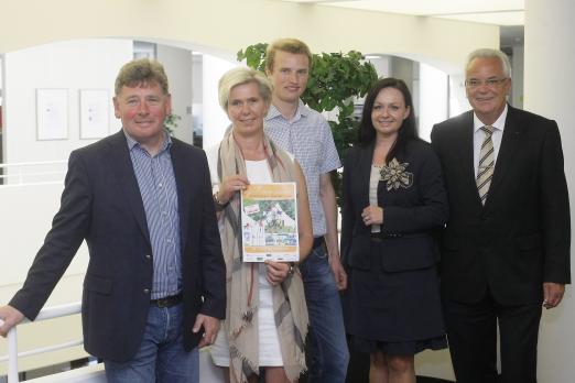 Foto: Freuen sich auf die Tasdorfer Turniertage v.l. Harm Sievers und Bettina Lohmeier (RuFV Husberg u.U.), Derbyieger Nisse Lüneburg, Anna Wiatrok und Matthias Lau (VR Bank Neumünster). - Fotograf: Sebastian Haas/Comtainment