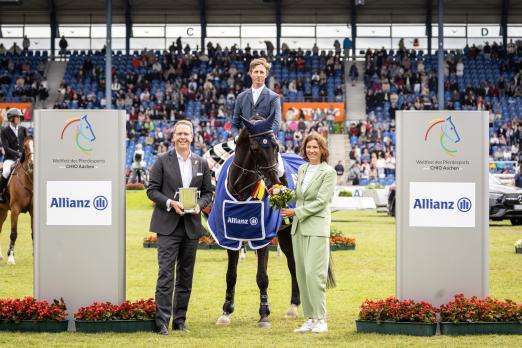 Das Foto zeigt Ben Maher, den Sieger im Allianz-Preis, gemeinsam mit Oliver Leber, Leiter der Vertriebsdirektion der Allianz Beratungs- und Vertriebs-AG in Köln, und ALRV-Präsidentin Stefanie Peters. - Fotograf: CHIO Aachen/Jasmin Metzner