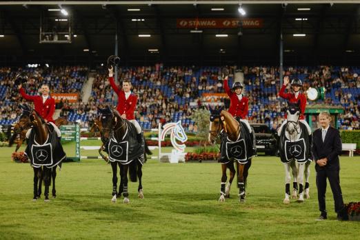 Foto: Das Foto zeigt die siegreiche Mannschaft im Mercedes-Benz Nationenpreis beim CHIO Aachen 2025, die USA im Lineup Lillie Keenan, Laura Kraut, Kent Farrington and McLain Ward sowie Equipechef Robert Ridland - Fotograf: CHIO Aachen/Diana Wahl
