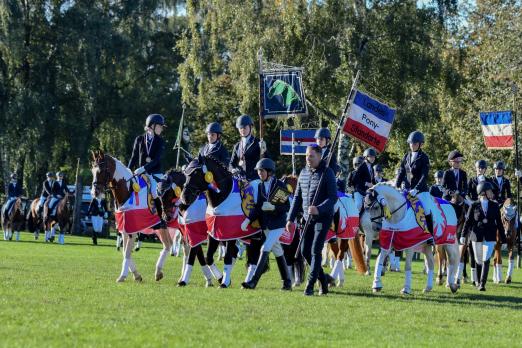 Foto: Der Reitverein Pferdesport Granderheide e.V., vertreten durch Lara Eickmann mit Oakley, Emily Schepky mit Montana, Ella Engelbrecht mit Scheushoern’s Monte Mio, Anna Cecilia Wagg mit Grenzhoehes C’est la vie cheri, Lina Steuer mit Solitär und Trainerin Brigitte Hilger, gewann den Mannschafts-Wettkampf um die Landes-Ponystandarte 2024 - Fotograf: RathmannVerlag/Malina Blunck