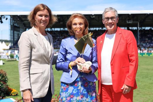 Foto: Das Foto zeigt Marina Meggle, die in diesem Jahr gemeinsam mit ihrem Mann Toni mit dem Preis der Stadt Aachen ausgezeichnet wurde, sowie die Aachener Oberbürgermeisterin Sibylle Keupen (r.) und ALRV-Präsidentin Stefanie Peters (l.). - Fotograf: CHIO Aachen/Andreas Steindl