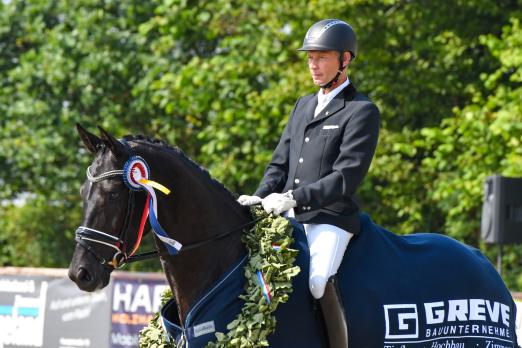 Foto: Gelungener Turnierstart - Hausherr Markus Waterhues siegt mit seinem Sam in einer Reitpferdeprüfung - Fotograf: RathmannVerlag/Malina Blunck