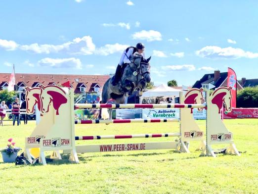 Foto: Mathies Rüder und Carlesta sicherten sich den Sieg in der 1. Qualifikation zum Großen Preis auf Fehmarn - Fotograf: Julia Kujaw