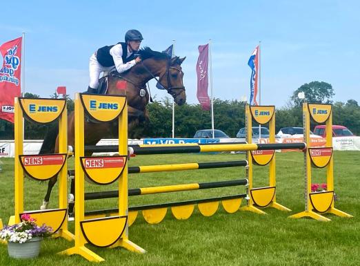 Foto: Holte sich mit Flora die erste Platzierung beim Fehmarn-Pferde-Festival - Mathies Rüder - Fotograf: HelenHippique