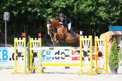 Foto: Max-Hilmar Borchert aus Stechlin-Menz (Berlin-Brandenburg) lieferte sich auch am 2. Tag ein Kopf-anKopf-Rennen mit Philipp Makowei und gewann die 1. Abteilung des M**-Springens der Großen Tour. - Fotograf: Andreas Pantel