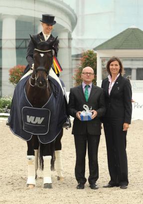 Foto: Victoria Max-Theurer im Sattel von Della Cavalleria. Es gratulieren ALRV-Aufsichtsratsmitglied Stefanie Peters und Dr. Raymund Heiliger, Vorstand VUV – Vereinigte Unternehmerverbände Aachen