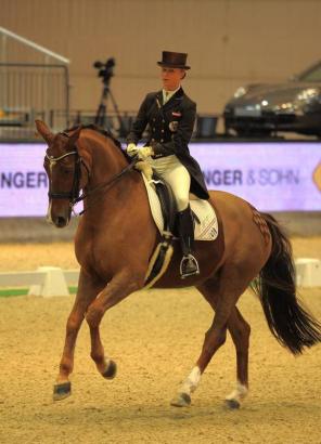 Foto: Österreichs Dressurqueen Victoria Max-Theurer (AUT/OÖ) und ihre Blind Date zeigten eine souveräne Vorstellung und holten verdient den Sieg im Grand Prix de Dressage! - Fotograf: Fotoagentur Dill