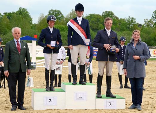 Foto: Die Ehrung der Westfälischen Meister in der Vielseitigkeit: (v.l.) PV-Präsident Rudolph Herzog von Croÿ, Anna Döring-Rössler, Vanessa Bölting, Frank Ostholt und NRW-Landwirtschaftsministerin Christina Schulze Föcking - Fotograf: Susanne Müller