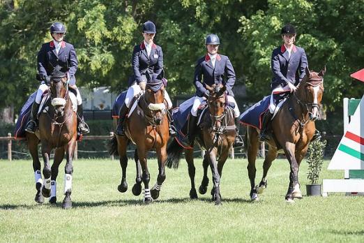 Foto: The winning British team at Montelibretti (ITA), left to right: Nicky Roncoroni, Dani Evans, Emilie Chandler and Paul Sims - Fotograf: Massimo Argenziano/FEI