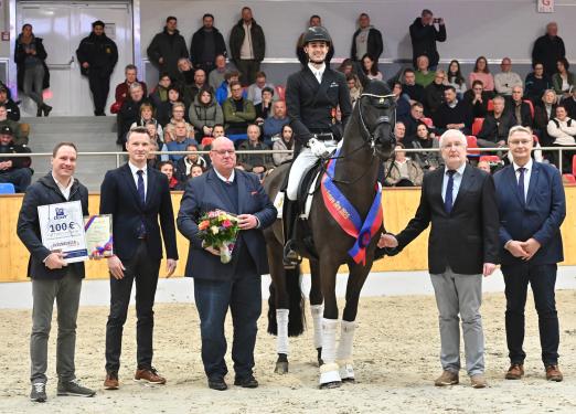Foto: Morricone v. Millennium/Trak. wurde zum Future Sire gekürt. Auf dem Foto v.l.: Robert Conredel vom Gestüt Bonhomme, Marco Pundsack, OL-Vorstand, Züchtersohn Theo Vahle, Morricone I mit Moritz Treffinger im Sattel, Oldenburgs Präsident Dr. Wolfgang Schulze-Schleppinghoff und Wilfried Fleming, OL-Vorstand - Fotograf: Beelitz