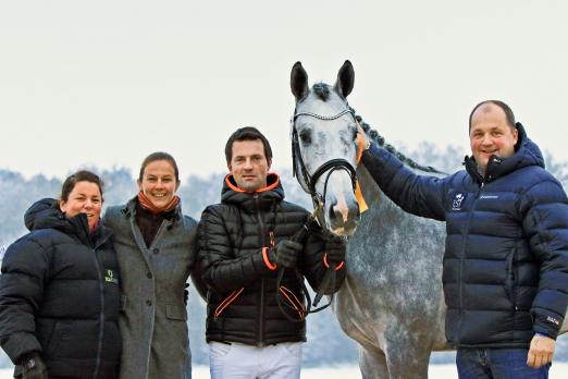 Foto: Mr.White, Henrik Klatte, sein Team und Landstallmeisterin Antje Kerber - Fotograf: © Sven Forst