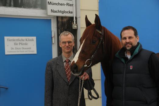 Dr. med. vet. Dietz Donandt (l.) freut sich, Dr. med. vet. Richard McMullen als neuen Augenspezialisten an der Pferdeklinik München-Riem begrüßen zu dürfen.