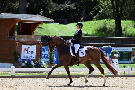 Foto: Frisch gebackene Deutsche Jugendmeisterin bei den Junioren: Die bayerische Erfolgsreiterin Josephine Ruppert mit Bella Donna 147 - Fotograf: Fotoagentur Dill