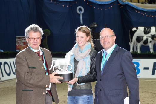 Foto: Dr. Alexander Didczuhn, Träger des Munich Indoors Award 2013 und Veranstalter Volker Wulff (re.) und Benita Katenkamp