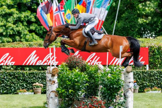 Foto: Ciaran Nallon (IRL) und Be Wineham gewinnen die erste Qualifikation zum AL SHIRA`AA Deutsches Springderby - Fotograf: sportfotos-lafrentz.de