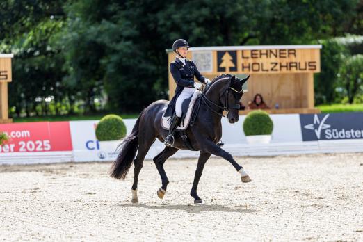 Foto: Sicherten sich die Qualifikation zum Finale des NÜRNBERGER BURG-POKALs in Frankfurt - der Schafhof-Hengst Maddox Mart und Lena Haßmann - Fotograf: Stefan Lafrentz
