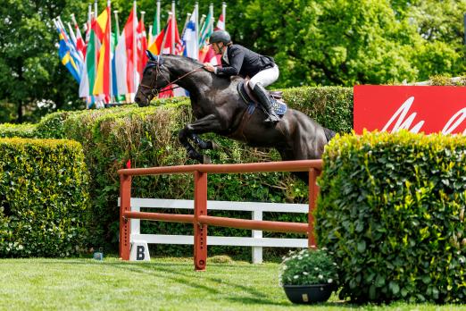 Foto: Kristaps Neretnieks aus Lettland siegt im Sattel des 16-jährigen Holsteiners Quintair in der ersten Qualifikation der Al Shira'aa Derby Tour präsentiert durch Belmond - Fotograf:sportfotos-lafrentz.de