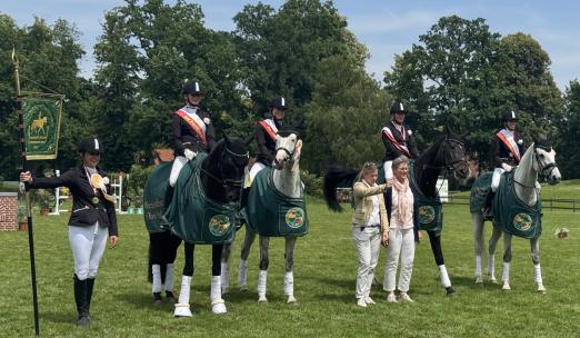 Foto: Überglücklich - das Team der Reitgemeinschaft am Hainesch hat den Abteilungswettkampf der Reitvereine Hamburgs im Derby Park gewonnen - Fotograf: S. Reimers-Mortensen
