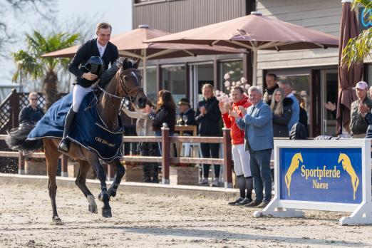 Foto: Robin Naeve und seine 14 Jahre alte Casalia R sausten im ersten Großen Preis des CSE Ehlersdorf am schnellsten durch das Stechen - Fotograf: Ch. Beeck