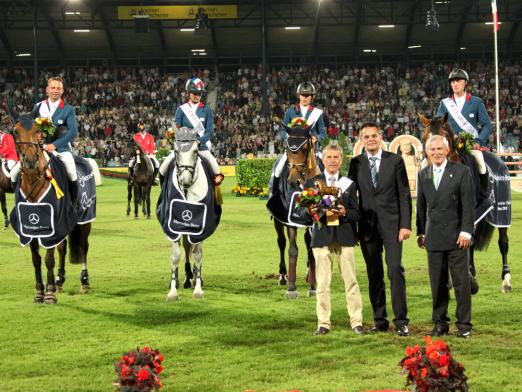 Foto: Der siegreichen Equipe gratulierten v.r.: ALRV-Präsident Carl Meulenbergh und Daniel Bartos, Leiter Vertrieb Mercedes-Benz Cars vom Mercedes-Benz Vertrieb Deutschland - Fotograf: chioaachen.de