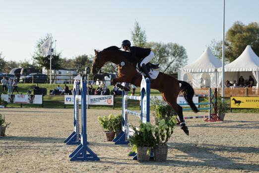 Foto: Natalia Stecher aus Nordhastedt jumpte mit Claomi auch in der zweiten Wertung der LM SH/HH auf Platz eins beim Havekoster Springfestival - Fotograf: Photo-Rocket