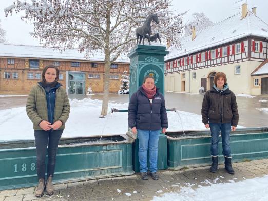 Foto: Neue Tierärzte im Haupt- und Landgestüt Marbach - Dr. Sophie Schöberl (links) und Kathrin Weber (rechts) unterstützen zukünftig Gestütstierärztin Dr. Yvonne Zander (Mitte) und Dr. Albert Röhm jun. (nicht im Bild) - Fotograf: Archiv Marbach
