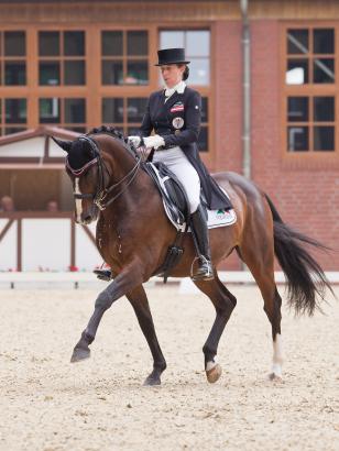 Foto: Siegerin in der Grand Prix Kür, Astrid Neumayer auf DSP Rodriguez - Fotograf: Michael Rzepa