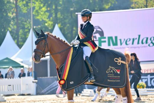 Foto: Bundeschampion Next Dancer C v. FS Next Diamond/Geronimo B mit Michele Schulmerig (Züchterin & Besitzerin: Myriam Charar - Fotograf: Björn Schröder