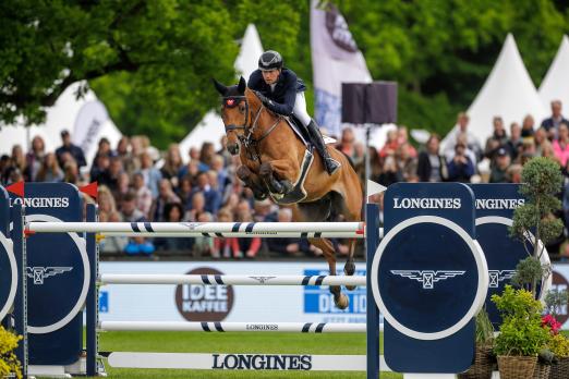 Foto: Er liebt große Rasenplätze: Ben - Sieger im LONGINES Grand Prix of Hamburg unter Gerrit Nieberg - Fotograf: Sportfotos-Lafrentz.de