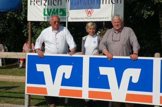 Foto: Parcourschef Heinz-Gerd Wöhrmeyer , Ingrid Klimke, Nienberge-Vorsitzender Georg Bruns