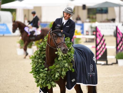 Foto: Von der Holsteiner Verband Hengsthaltungs GmbH in Elmshorn gezogen, über die Elite-Reitpferdeauktion in der Fritz-Thiedemann-Halle als Preisspitze verkauft und nun Holsteiner Landeschampion: Nightwish v. Nixon van het Meulenhof mit Arne van Heel - Fotograf: Janne Bugtrup