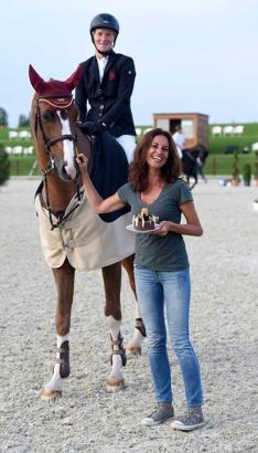 Foto: Beiliegendes Foto von Nina Schäfer mit Callisto, die die Glückwünsche von Bonhomme-Chefin Rebecca Gutman entgegen nimmt - Fotograf: Sandra Beckefeldt