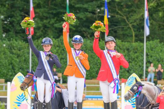Fotograf: Das Podium bei den Children: Lieselot Koremans gewinnt - Fotograf: RI/Equitaris