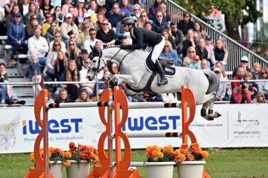 Foto: Noah Keller gewinnt die CSI3* Springprüfung in einem packenden Stechen und sichert sich Weltranglisten-Punkte im Großer Preis von Bayern, Preis des Bayerischen Staatsministeriums für Ernährung, Landwirtschaft, Forsten und Tourismus - Fotograf: Fotoagentur Dill