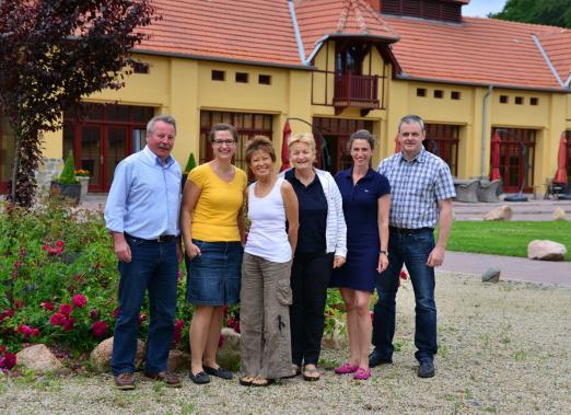 Foto: Erster Schritt zur erfolgreichen Zusammenarbeit (v.l.n.r.: Ludwig Bußmann (Nova Palm Group), Katja Wagner (Fachliche Leiterin - HCCG), Dr. Lana Chan (Gründer und Forschungsleiterin - Nova Palm Foundation), Françoise Béguin (Nova Palm Group – Geschäftsführerin), Tassa Stigmo (Internationale Kontakte - HCCG), Wolfgang Nitschke (Nova Palm Group) - Fotograf: HCCG