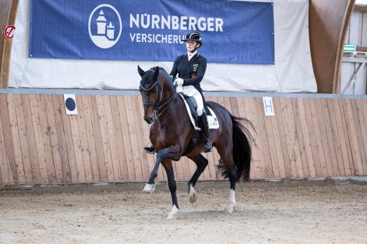 Foto: Rose Oatley mit Debutant PS. Die 19-jährige Dressurreiterin qualifizierte zwei Pferde für das Finale und erhielt zudem den uvex-Stilpreis in Guxhagen-Dörnhagen - Fotograf: Thomas Hellmann Foto: Rose Oatley mit Debutant PS. Die 19-jährige Dressurreiterin qualifizierte zwei Pferde für das Finale und erhielt zudem den uvex-Stilpreis in Guxhagen-Dörnhagen - Fotograf: Thomas Hellmann