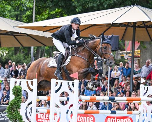 Foto: Spring- und Dressursport, DM und CAIO Vierspänner - all das bietet das 77. Oldenburger Landesturnier vom 22. - 26. Juli. Jetzt ist der Ticketvorverkauf mit Early Bird-Tarif gestartet - Fotograf: OLT/ Rastede