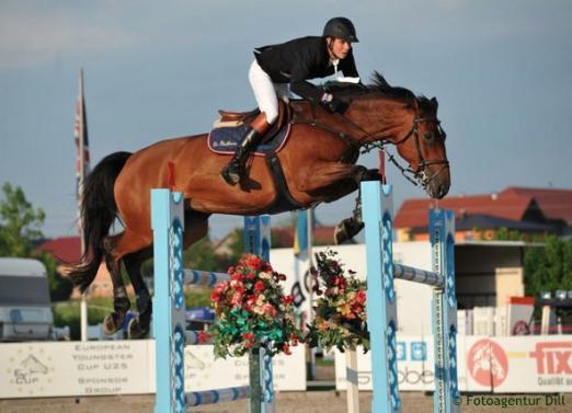 Foto: Brent Onsia (BEL) schnappte heute mit Carrera van het Westleven Z allen anderen den Sieg im EY Cup Eröffnungsspringen weg - Fotograf: Fotoagentur Dill