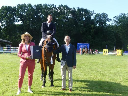 Foto: vlnr: Rebecca Uding, GF PSV Steinhagen, Felix Haßmann auf Cornetino WZ, Hans-G. Johannsmann, stellvertretend für Lutz Goessing als Prüfungssponsor - Fotograf: Privat