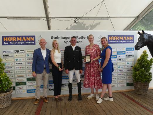 Foto: vlnr. Hans-G. Johannsmann (Turnierleitung), Lara Hoffmann (HÖRMANN), Toni Haßmann, Inga Bokermann (Juwelier Dodt), Rebecca Uding (GF PSV Steinhagen) - Fotograf: PSV Steinhagen