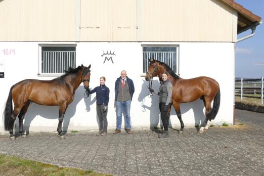 Foto: v.li. Zensus an der Hand von Lousia Matzinger, Elton mit Servicestellenleiterin Pauline Jopp mit dem 1. Vorsitzenden des Pferdezuchtvereins Biberach e.V. Bruno Hummler - Fotograf: emg