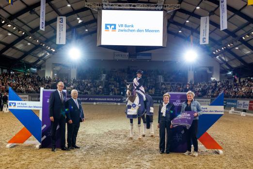Foto: Dirk Dejewski (VR Bank), Ulli Kasselmann und Francis Verbeek - Van Rooy (Chefrichterin) gratulieren Larissa Pauluis - Fotograf: sportfotos-lafrentz.de