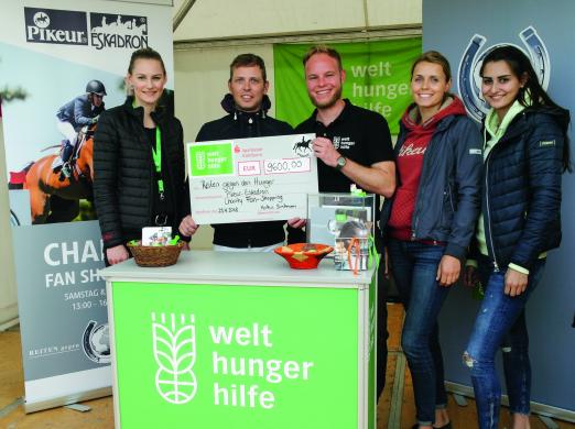 Foto: Anna-Lisa Wehr (Pikeur Markenbotschafterin), Markus Brinkmann (GF Pikeur), Christian Rengier (Welthungerhilfe), Stella Charlott Roth (Pikeur Markenbotschafterin) und Laetitia Terberger (Pikeur Markenbotschafterin) (v.l.n.r.) - Fotograf: Pikeur